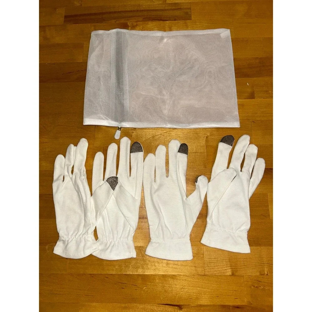 2 pairs of white cotton gloves with touchscreen sensitivity and carrying bag